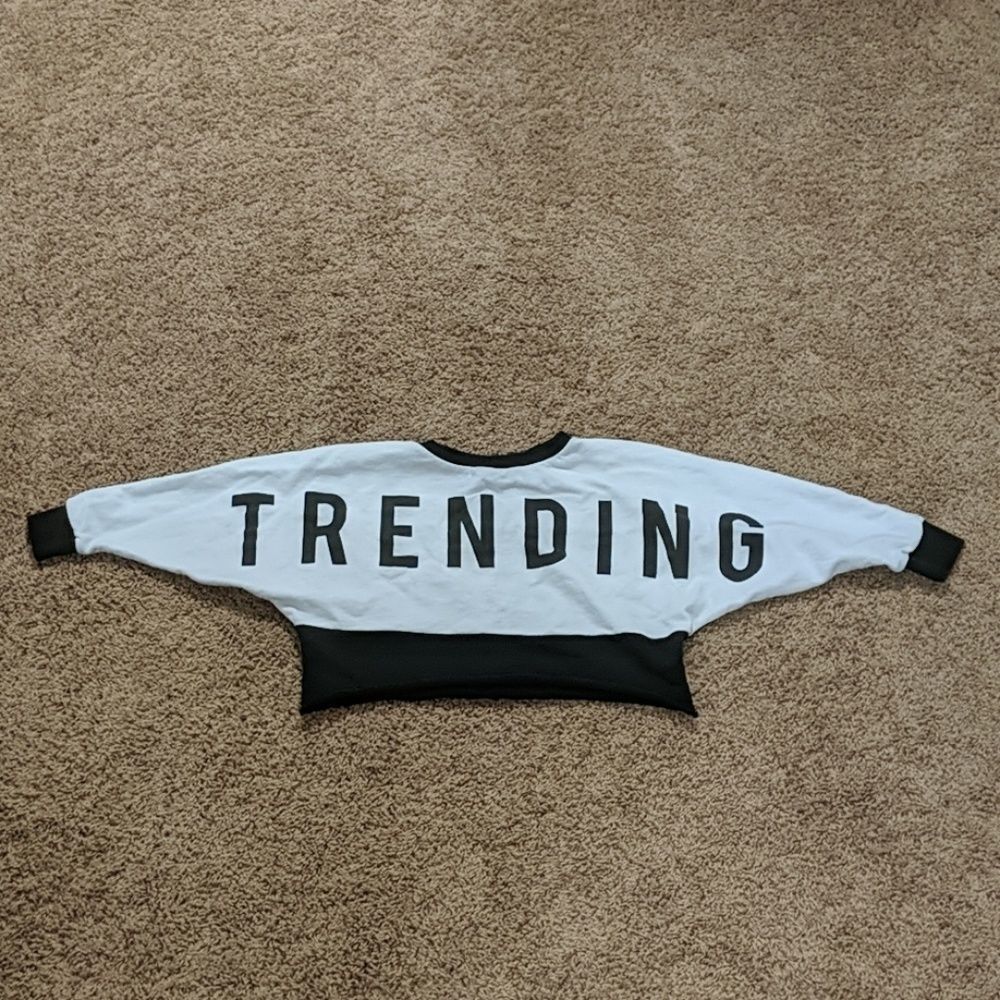 Girl's Sz 6/7 Justice "Trending" Croped Sweatshirt